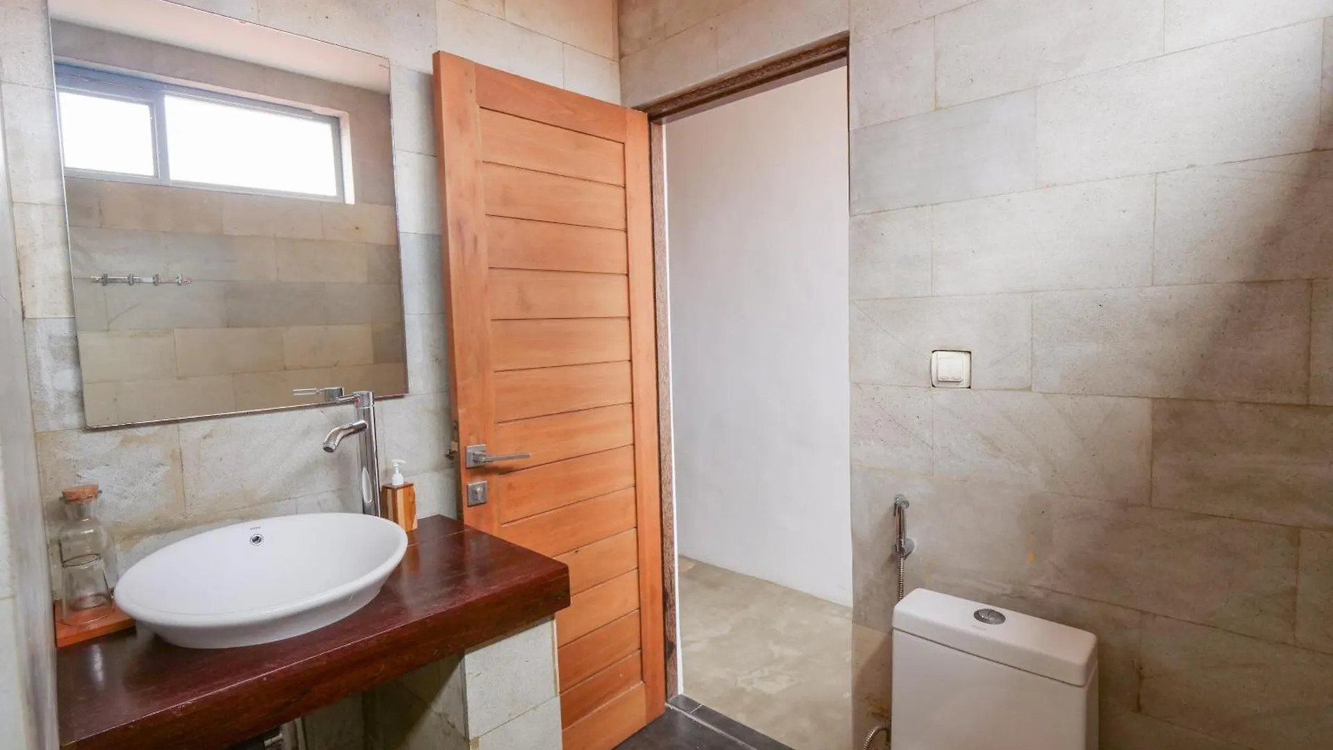 Hotel 007 Surfhouse Bali Ungasan 2*,  Indonezja